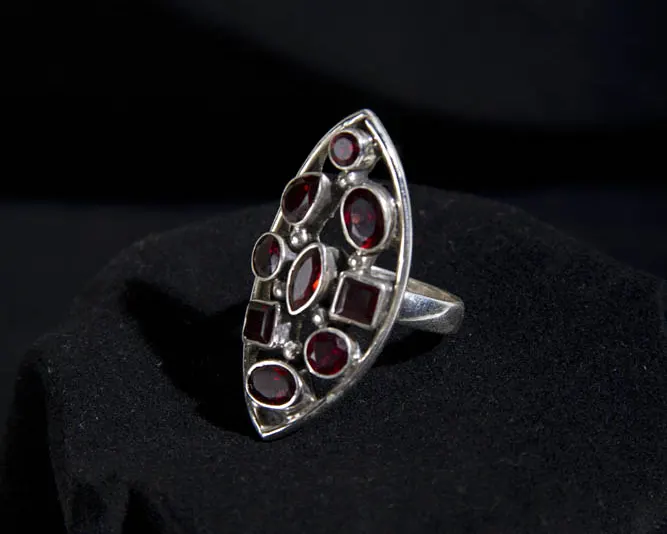 Сребърен пръстен с червен камък