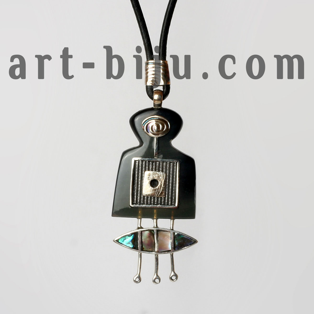 Collier de créateur avec corne, argent, mère de perle.