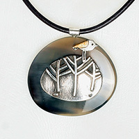 Сребърен медальон с пиле върху дърво - сребро, рог, злато