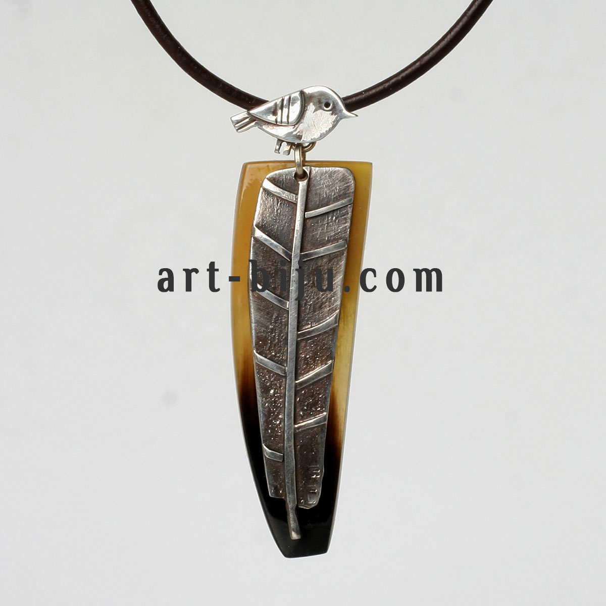 Collier avec scie en argent avec échantillon 925 et corne.