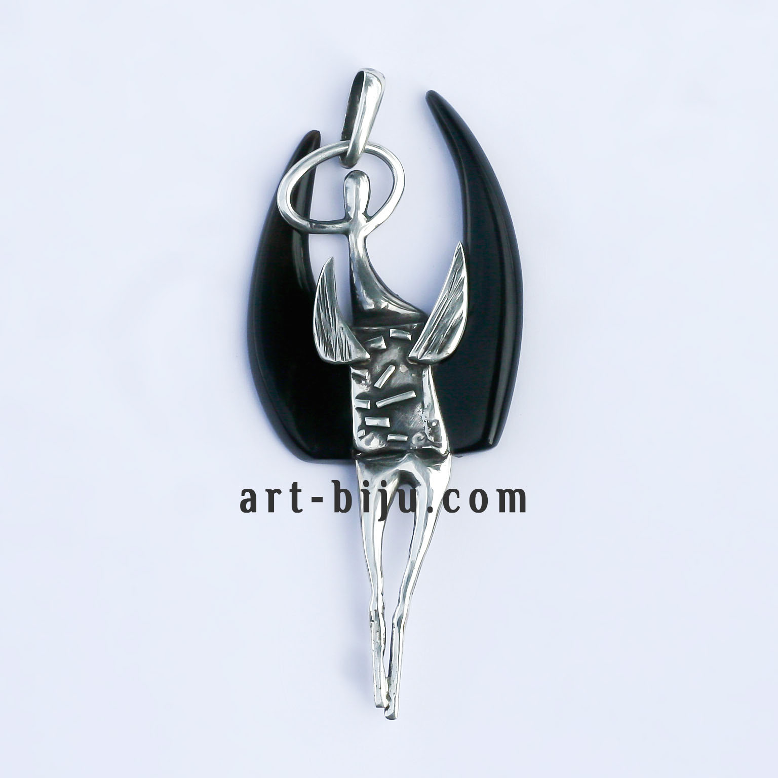 Collier de créateur avec corne et argent.