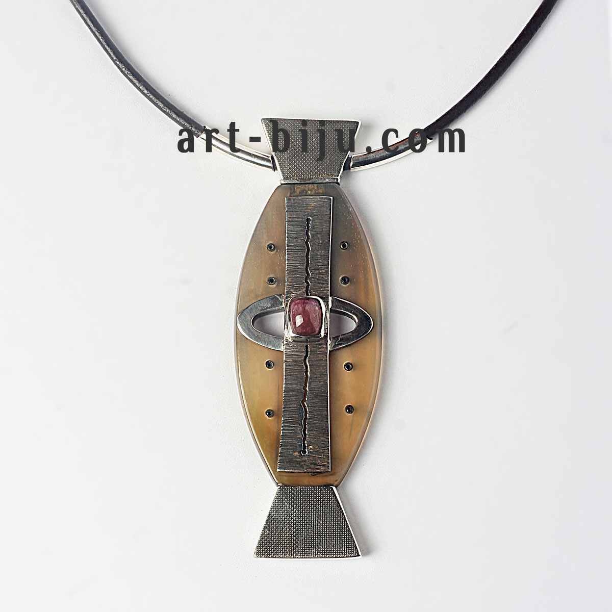 Collier de poisson en argent avec corne et tourmaline.