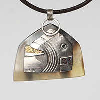Сребърен авторски медальон с рог и злато