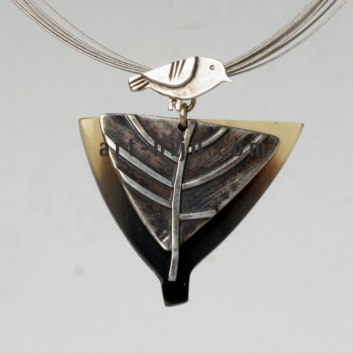 Collier en argent avec poulet sur un arbre - corne et argent 925.