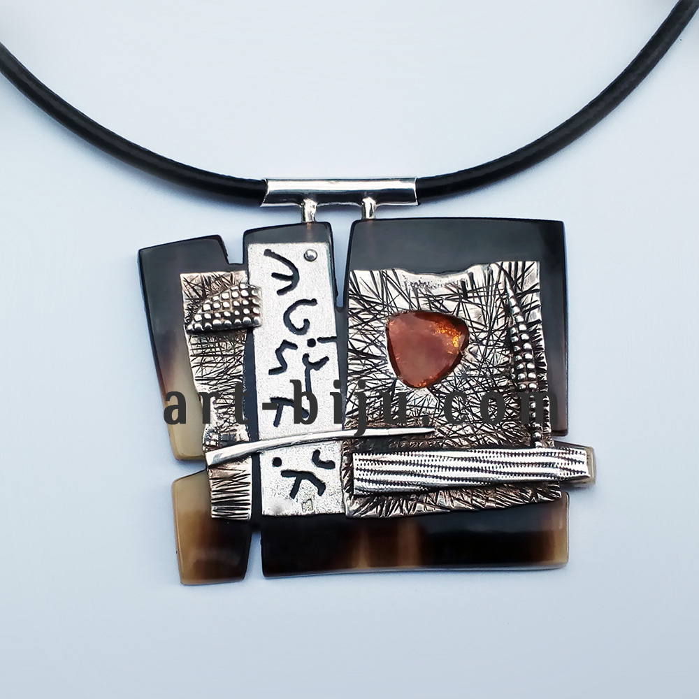 Collier de créateur argent, ambre, corne.