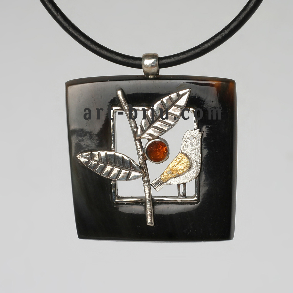 Pendentif avec corne, argent, ambre naturelle.