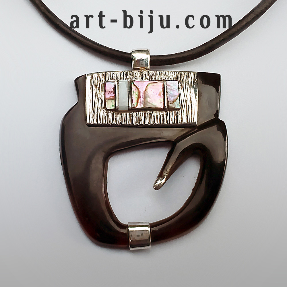 Collier coeur original en argent avec mère de perle naturelle.