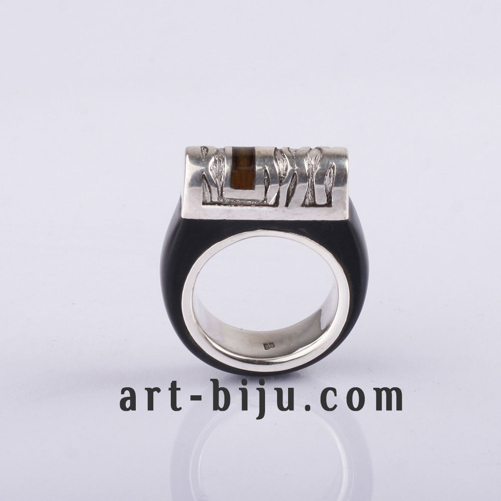 Сребърен авторски пръстен с естествен кехлибар